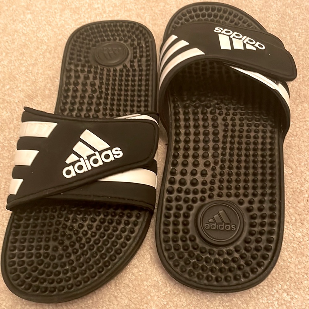ADIDAS SLIDES